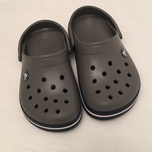 New Crocs Crocband Clogs Shoes Kids Boys Girls SZ 10//11 Smoke /& Navy